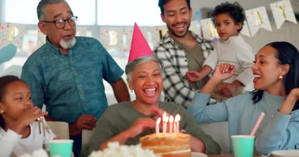 Fiesta Cumpleaños Aplausos Una Mujer Mayor Con Familia Casa Juntos — Vídeo de stock