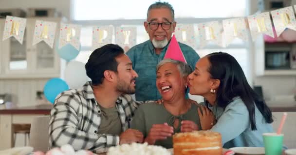 Família Sênior Festa Aniversário Mulher Para Celebração Beijo Amor Apoio — Vídeo de Stock