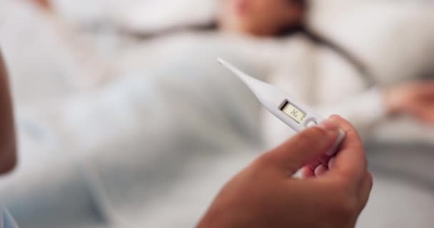 Parent Mains Thermomètre Enfant Malade Lit Avec Fièvre Température Grippe — Video