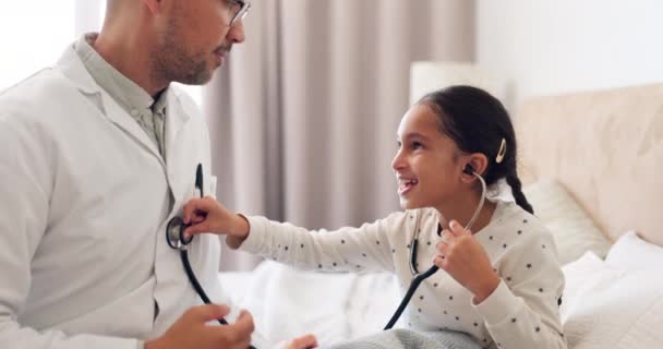 Yatak Steteskop Doktorla Oynayan Mutlu Çocuk Sağlık Nefes Alma Hasta — Stok video