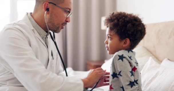 Łóżko Stetoskop Pediatra Przybij Piątkę Dzieci Dla Pomyślnych Wyników Zdrowych — Wideo stockowe