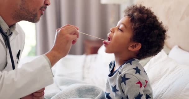 Łóżko Wymaz Lekarz Chore Dziecko Sprawdzić Usta Język Lub Ślina — Wideo stockowe