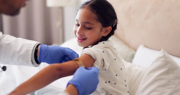 Cuidados Domésticos Gesso Uma Criança Com Médico Para Uma Vacina — Vídeo de Stock