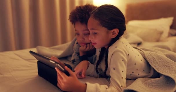 夜の自宅でのコメディや娯楽のためのベッド上のタブレット上のストリーミングやビデオ 一緒にテクノロジーやゲームでアニメーションフィルムを見て 笑顔や絆のための寝室でオンラインアプリ — ストック動画