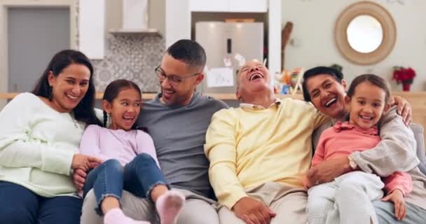 Dzieci Rodzice Dziadkowie Śmiejący Się Kanapie Salonie Razem Podczas Wizyty — Wideo stockowe