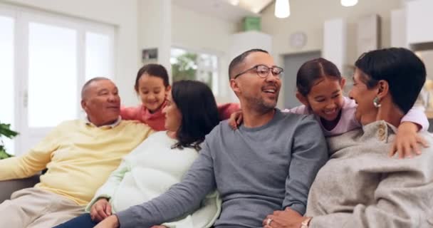 Saludo Feliz Abrazo Para Gran Familia Sofá Amor Cuidado Vinculación — Vídeos de Stock