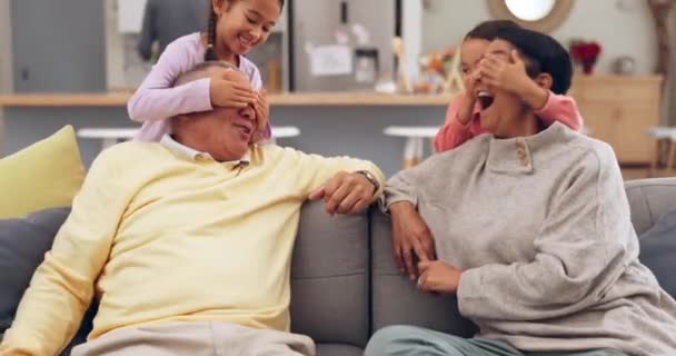 Niespodzianka Dzieci Podekscytowani Dziadkowie Kanapie Wizytą Zacieśnianie Więzi Lub Gra — Wideo stockowe
