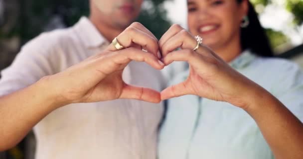 Sonríe Pareja Corazón Manos Aire Libre Para Cuidado Afecto Romance — Vídeos de Stock