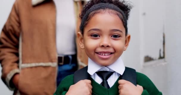 Дівчинка Обличчя Перший День Школи Посмішкою Збуджена Або Починається Освіти — стокове відео