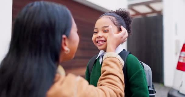 女孩和开学第一天 准备着兴奋的笑容 穿着制服 帮着照顾着幼儿园 家庭住房 母亲和女儿身着晨衣上学和开始教育 — 图库视频影像