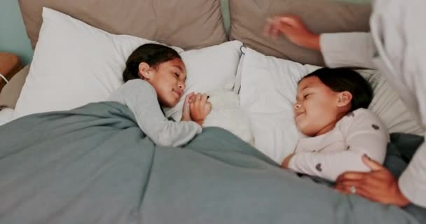 가정에서 편안함 평화와 사랑으로 침대에서 부모와 아이들 휴식과 개발을위한 침실에있는 — 비디오