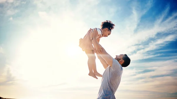 Baba Çocuğu Kaldırıyor Hava Mavi Gökyüzü Ailesiyle Geziyor Özgürce Dışarı — Stok fotoğraf
