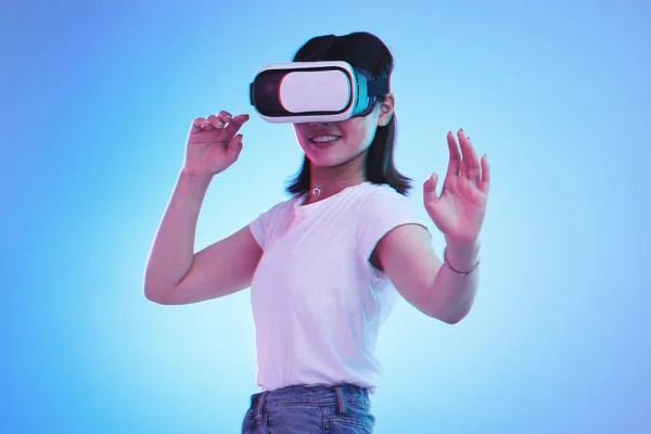 Metaverse Játék Headset Kék Háttér Virtuális Valóság Kreativitás Mosoly Megható — Stock Fotó