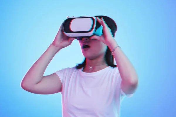 Mulher Óculos Com Wow Experiência Futurista Jogos Educação Gen Digital — Fotografia de Stock