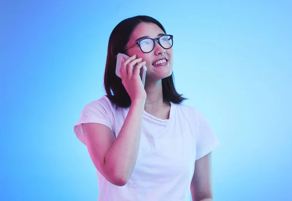 Телефонний Дзвінок Мислення Азіатки Розмові Використовуючи Мобільний Додаток Щоб Язатися — стокове фото