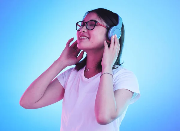 Jonge Vrouw Student Koptelefoon Voor Het Luisteren Audio Streaming Gelukkig — Stockfoto