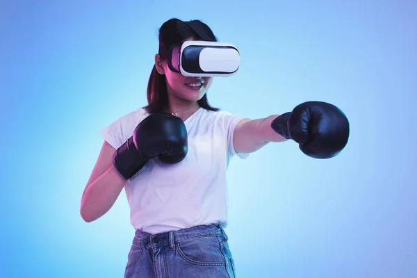 Realidade Virtual Uma Mulher Gamer Boxe Fundo Azul Estúdio Para — Fotografia de Stock