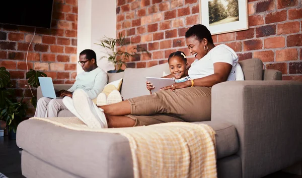 Relaxovat Šťastný Tablet Černou Rodinou Pohovce Pro Technologie Učení Sociální — Stock fotografie