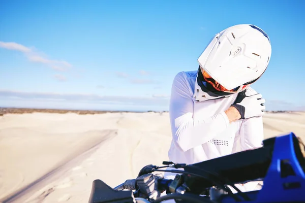 Растяжение Боль Плече Человек Мотоцикле Растяжением Травмой Пустыне Готовы Экстремальным — стоковое фото