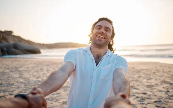 Άνθρωπος Κρατώντας Χέρια Και Την Παραλία Pov Χαμόγελο Και Ενθουσιασμένος — Φωτογραφία Αρχείου