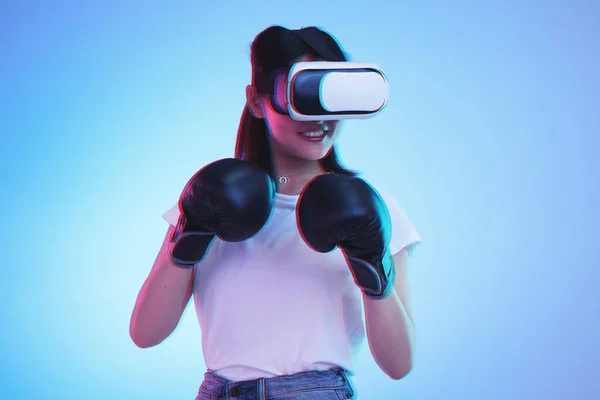 Realidade Virtual Metaverso Uma Mulher Gamer Boxe Fundo Azul Estúdio — Fotografia de Stock