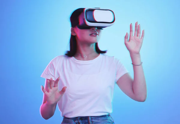 Óculos Realidade Virtual Mulher Metaverso Futurista Jogos Educação Digital Aprendizagem — Fotografia de Stock