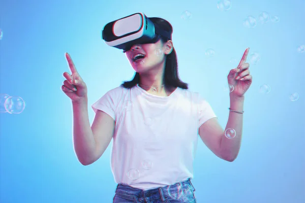 Kvinna Virtuell Verklighet Och Glasögon För Futuristiskt Spelande Metavers Och — Stockfoto