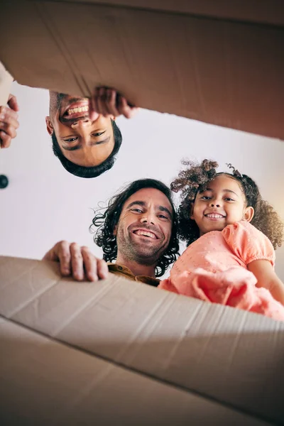 Rodina Otevřený Box Nízký Úhel Pohybem Portrétem Úsměvem Novém Domě — Stock fotografie
