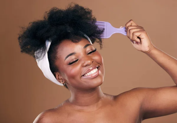 Kammen Haarverzorging Vrolijke Zwarte Vrouw Met Afro Zelf Liefde Glimlach — Stockfoto