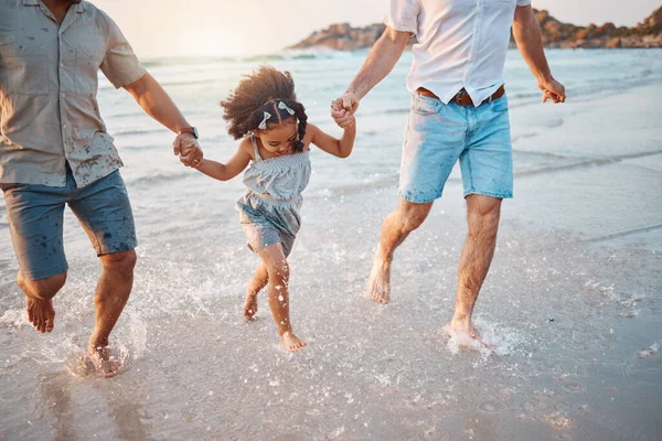 父母牵着手与女孩在水中度假 度假和冒险 Lgbtq家庭 夏天和快乐的孩子与父亲在海洋中的结合 关系和户外的乐趣 — 图库照片