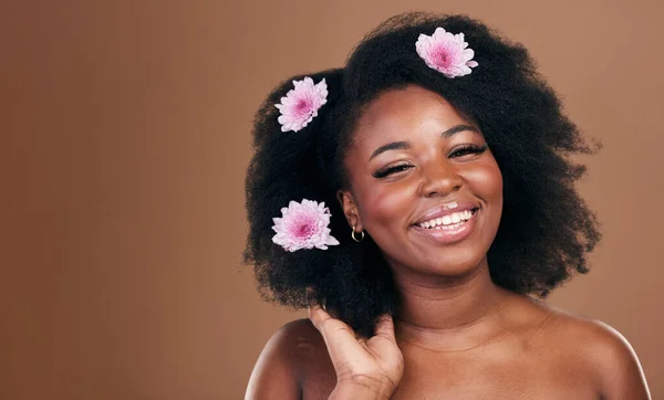 Afro Hår Mockup Eller Porträtt Svart Kvinna Med Blommor Skönhet — Stockfoto