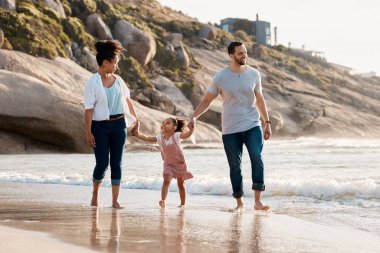 Aile, sahil ve el ele tutuşmalar, seyahat ve kaynaşma, sevgi ve açık havada birlikte yürüme. Tatil, okyanus ve doğadaki mutlu insanlar, çocuklu erkek ve kadın, güneş ve macera.