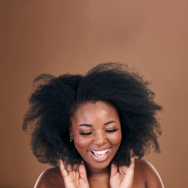 Feliz Mulher Negra Cuidado Cabelo Para Afro Textura Bem Estar — Fotografia de Stock