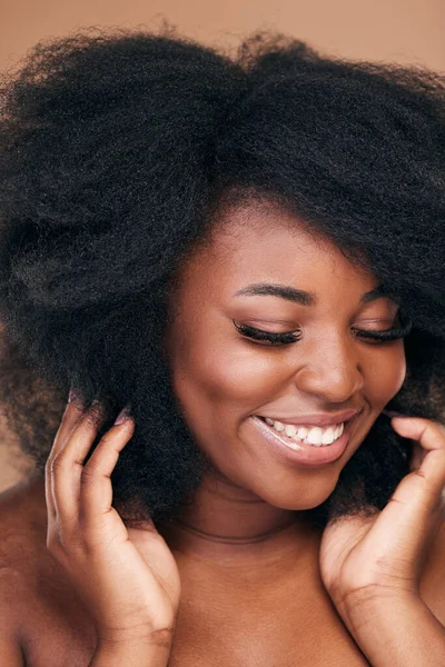 Svart Kvinna Och Naturlig Hårvård För Afro Skönhet Och Välbefinnande — Stockfoto