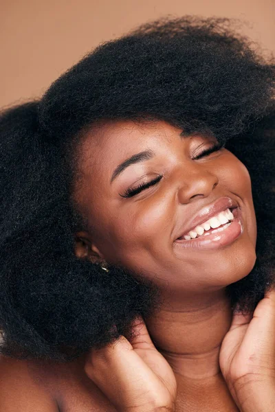 Smile Black Woman Hair Care Afro Beauty Cosmetics Brown Studio — Stock Photo, Image