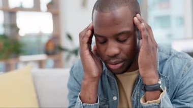 Anksiyete, baş ağrısı ve evinde beyin sisi için tapınak masajı yapan siyah bir adam. Stres, migren ve Afrikalı erkek baş dönmesi, ağrı ve akıl sağlığı, endişe veya kriz nedeniyle oturma odasında hayal kırıklığına uğradı.