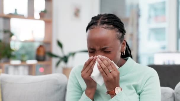 Kichanie Dmuchanie Nosa Chora Czarna Kobieta Tkanką Kanapie Alergię Katar — Wideo stockowe