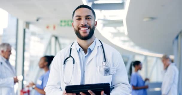 Tableta Hombre Feliz Cara Médico Hospital Con Investigación Para Buscar — Vídeos de Stock