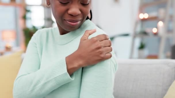 Dolor Hombro Problema Mujer Negra Sofá Con Artritis Lesión Fibromialgia — Vídeo de stock