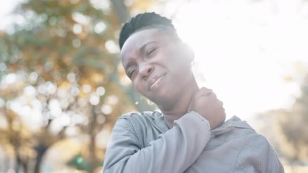 Zwarte Vrouw Blessure Nekpijn Met Fitness Het Park Spieren Massage — Stockvideo