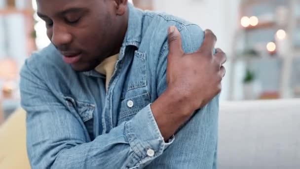 肩痛和黑人男子沙发上关节炎 受伤或纤维肌痛在家里 意外事故和非洲男人按摩关节治疗骨质疏松症 骨关节炎或室内肌肉痉挛 — 图库视频影像