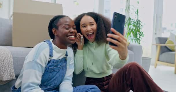 Selfie Nuevo Hogar Feliz Pareja Lesbiana Con Llaves Sonrisa Emocionada — Vídeo de stock