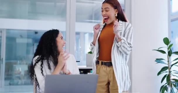 Kadınları Kutlama Dizüstü Bilgisayarla Beşlik Çakma Sürpriz Dijital Yatırımla Kazanç — Stok video