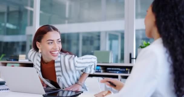 Affärskvinnor Skakar Hand Och Partnerskap Med Laptop Tack Eller Itu — Stockvideo