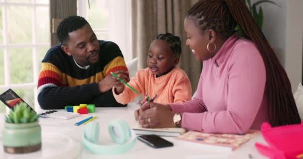 儿童和计数颜色在家里学校教育 学习和知识与父母 快乐的非洲妇女 男子和女童玩或教创意艺术 数学或发展 — 图库视频影像