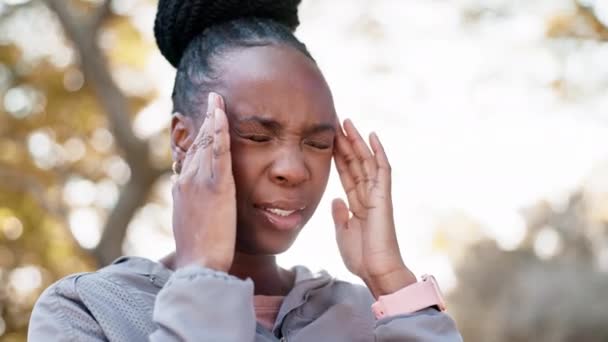 黑人妇女 头痛和疼痛与健康在公园 脑雾和按摩寺庙 健康和健康 户外跑步者 具有压力 挑战和锻炼性质的医疗急救和偏头痛患者 — 图库视频影像