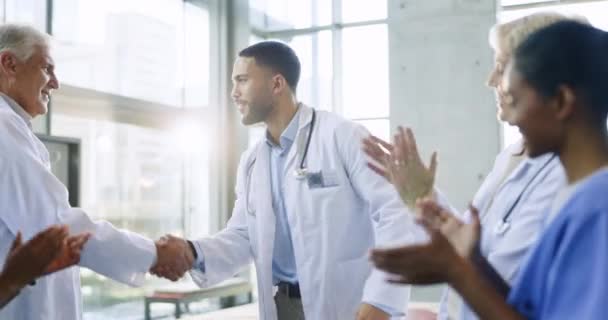 Feliz Aplausos Médicos Apertando Mãos Para Sucesso Bom Trabalho Promoção — Vídeo de Stock