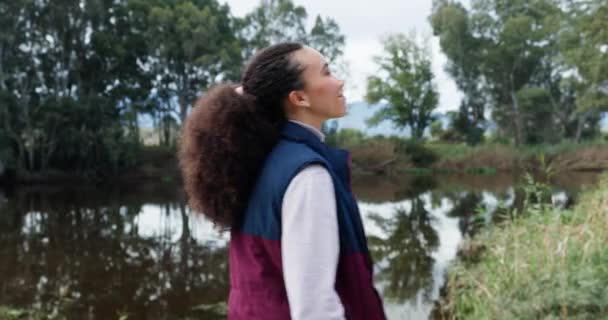 Senderismo Libertad Mujer Feliz Lago Bosque Sonrisa Respirar Aire Fresco — Vídeos de Stock
