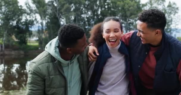Amigos Acampar Grupo Rindo Com Sorriso Abraço Livre Com Liberdade — Vídeo de Stock