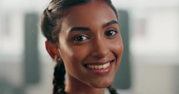 Indisk Kvinde Blinke Med Smil Ansigtet Hemmelig Sladder Eller Sjove – Stock-video